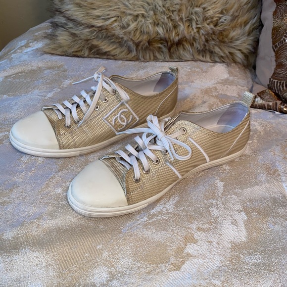 Gorgeous gold Authentic Chanel sneakers - Picture 4 of 10